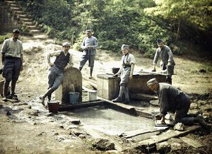 Seis soldados franceses con cubos y ropa en una fuente, Soissons, Aisne, Francia, 1917